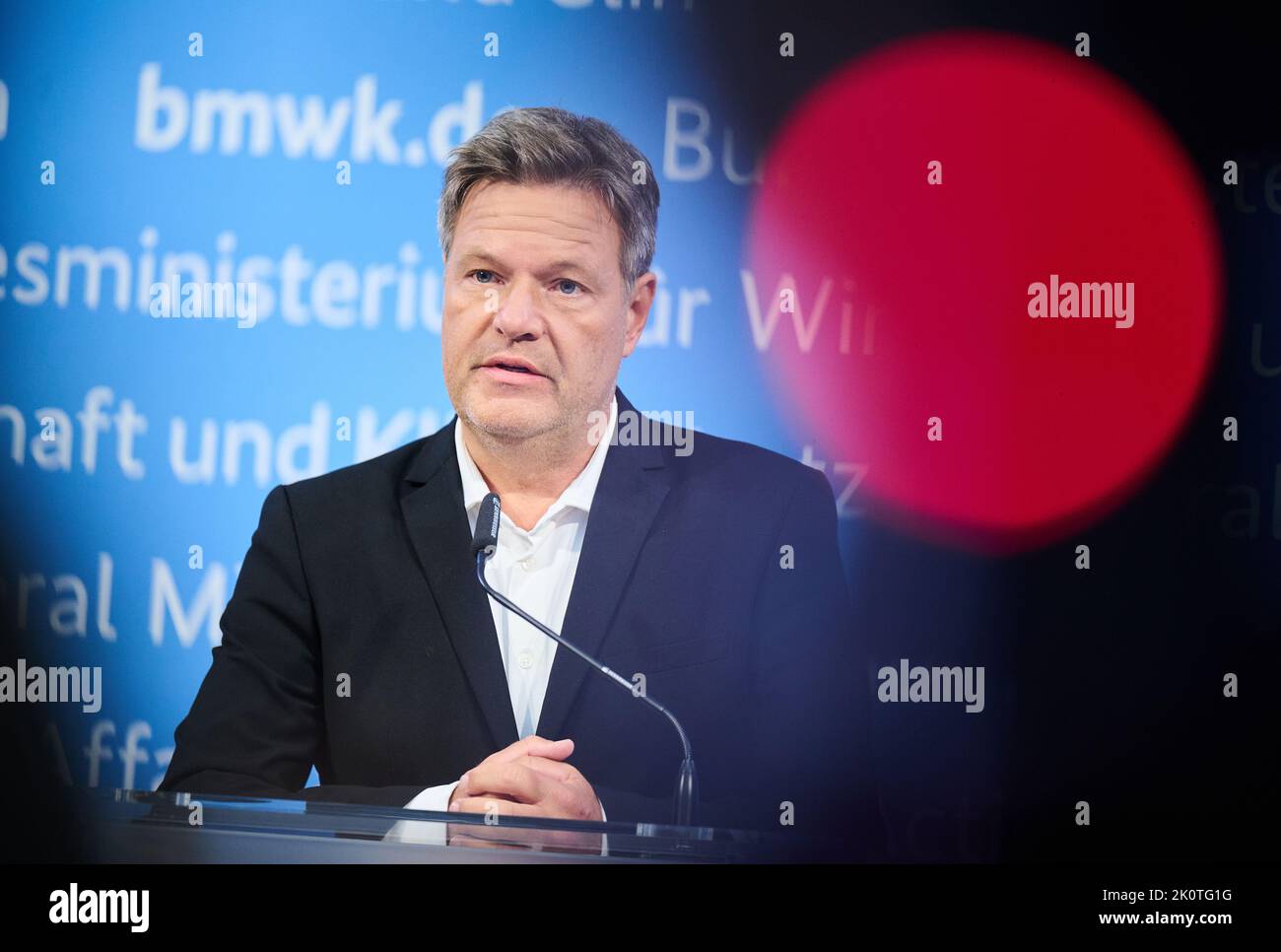 13. September 2022, Berlin: Robert Habeck (Bündnis 90/die Grünen), Bundesminister für Wirtschaft und Klimaschutz und Vizekanzler, spricht nach dem Krisentreffen mit KMU-Verbänden im Wirtschaftsministerium. Die Grünen-Politikerin hat rund 40 KMU-Verbände zu einem digitalen Gipfel eingeladen, auf dem vor allem die Erweiterung des aktuellen Rettungspakets diskutiert wird. Foto: Annette Riedl/dpa Stockfoto