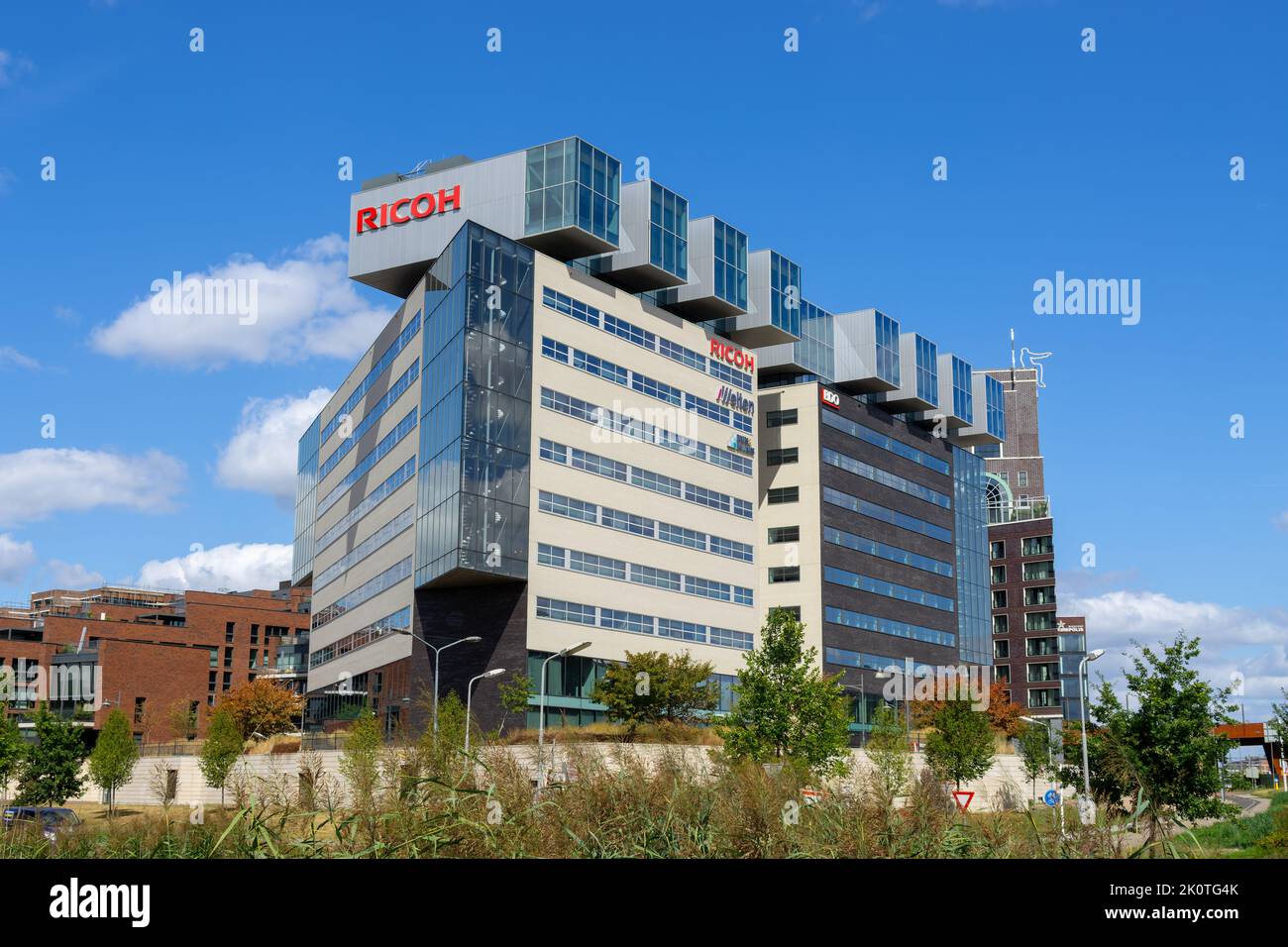 Den Bosch, Nordbrabant, Niederlande - August 28 2022: Bürogebäude 'Belvédère' im Stadtteil 'Paleiskwartier'. Stockfoto