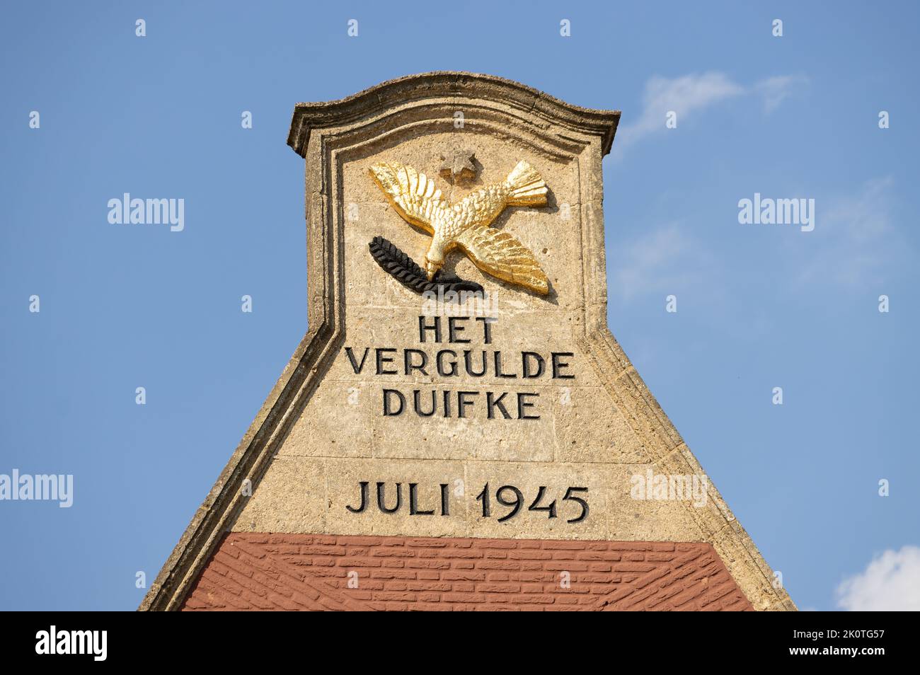Fassade eines Denkmals auf dem Markt 59 im Stadtzentrum von Den Bosch, Nordbrabant, Niederlande. Sichtbar sind ein Davidstern und eine goldene Taube. Stockfoto