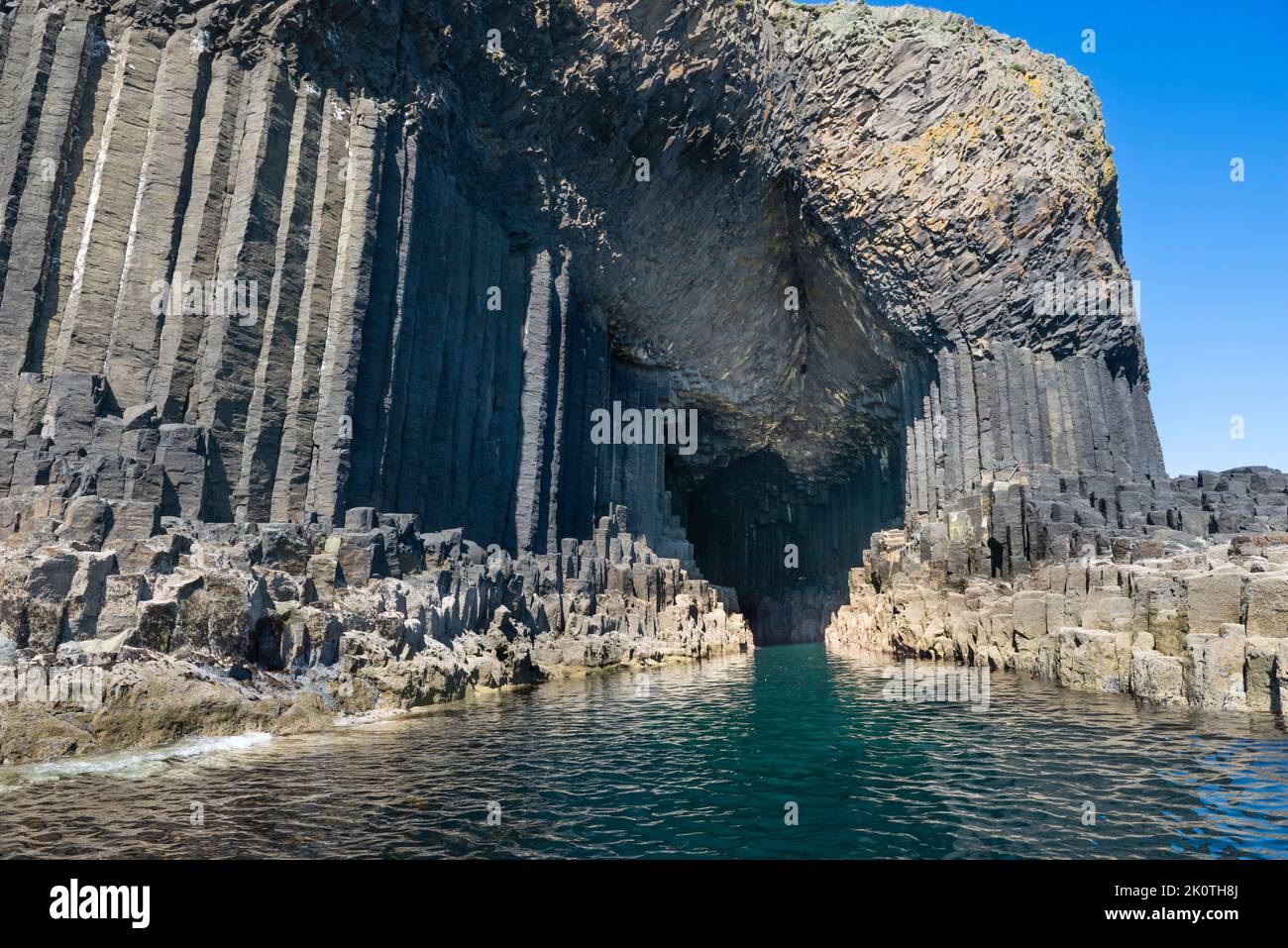Die Basaltinsel Staffa direkt vor Iona Schottland mit dem Boot von Oban ...