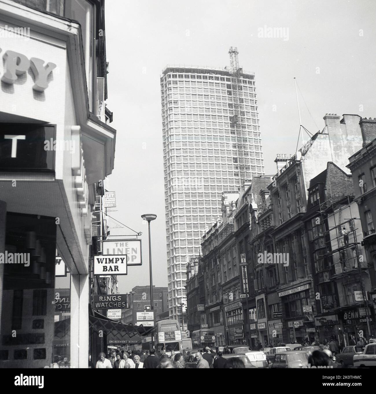 1966, historisches Bild aus dieser Ära des modernen Tower Blocks, Centre Point in Central London, England, UK, an der 101-103 New Oxford Street. Der 34-stöckige Turm, der „modernistisch“ im Stil und aus Betonfertigteilen gebaut war, war einer der ersten Wolkenkratzer in London. Das Gebäude wurde zwischen 1963-1966 als Büro errichtet und blieb bis 1975 leer, da der Eigentümer Harry Hymans sich weigerte, einzelne Stockwerke zu vermieten. Das 1969 in Soho gegründete Obdachlosenheim „Centrepoint“ wurde nach dem Turmblock benannt, als Reaktion darauf, dass er leer gelassen wurde. Stockfoto