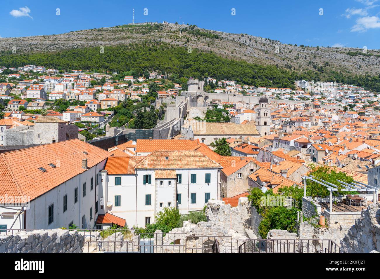 Blick über die Dächer auf das Pfahltor von den Mauern der Altstadt, Dubrovnik, Kroatien Stockfoto