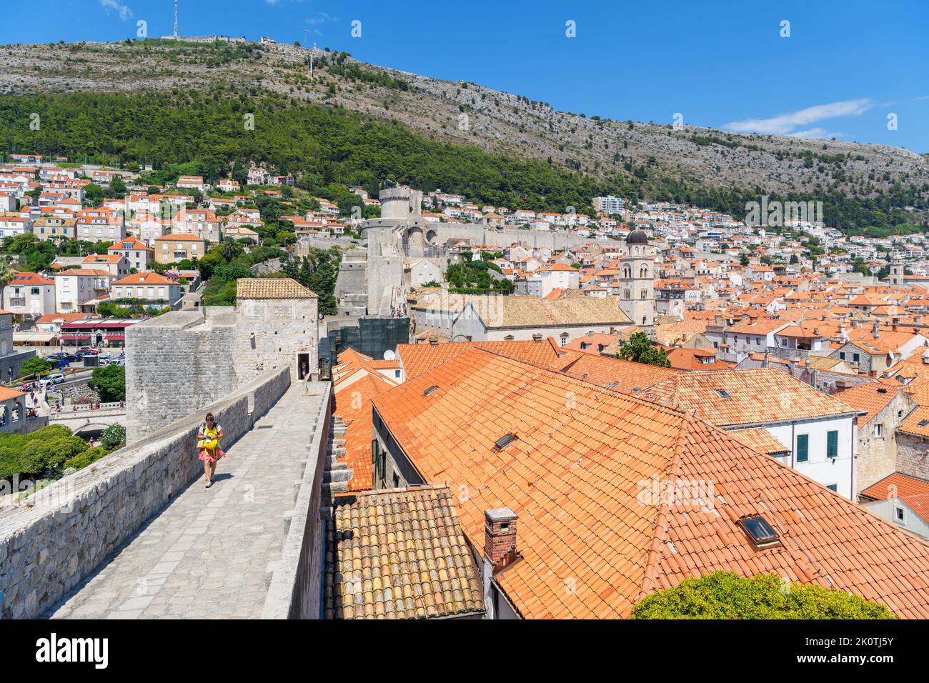 Blick über die Dächer auf das Pfahltor von den Mauern der Altstadt, Dubrovnik, Kroatien Stockfoto