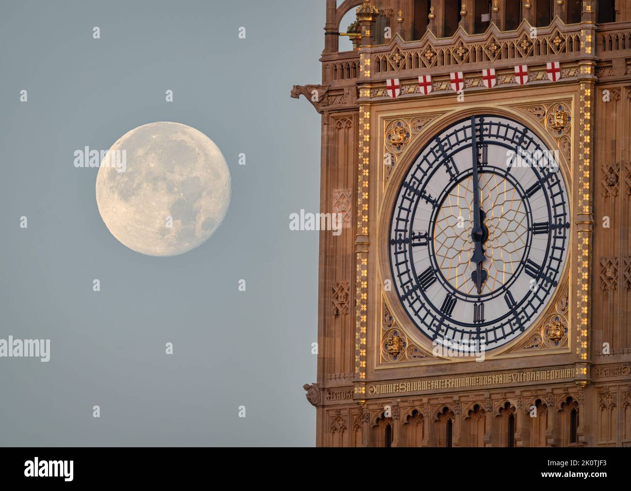 Elizabeth Tower, auch bekannt als Big Ben und der Supermond im Hintergrund. Stockfoto