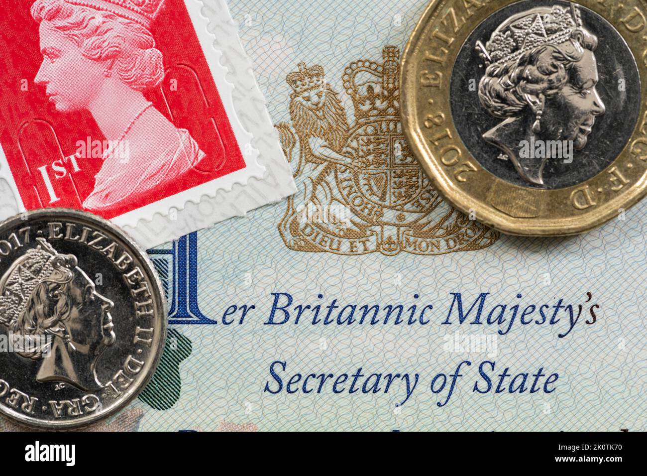Die Entnahme des Namens und des Bildes von Königin Elizabeth II aus dem öffentlichen Leben wird einige Zeit dauern - Passseite, Briefmarken und Münzen mit der Ikonographie der Königin Stockfoto