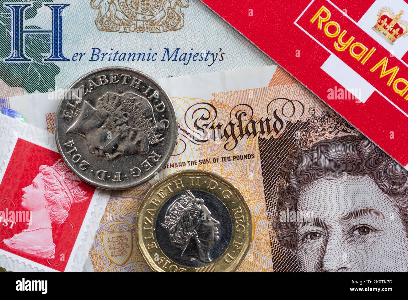 Die Entnahme des Namens und des Bildes von Königin Elizabeth II aus dem öffentlichen Leben wird einige Zeit dauern - Passseite, Briefmarken und Münzen mit der Ikonographie der Königin Stockfoto