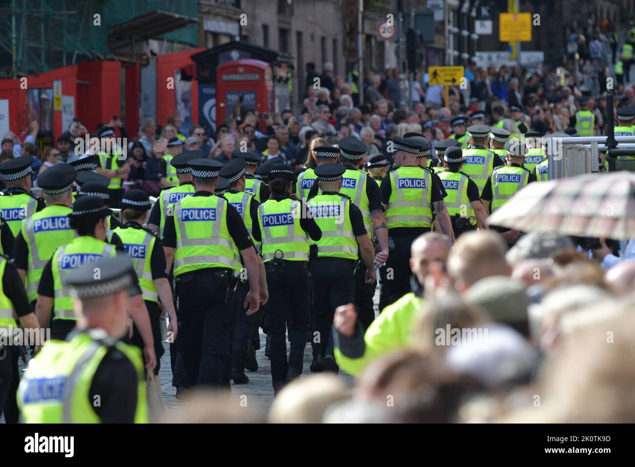 Edinburgh Schottland, Großbritannien 13. September 2022. Die Polizei machte sich auf den Weg, um die Route vor dem Sarg Ihrer Majestät Königin Elizabeth II. Aus der St. Giles Cathedral zu schützen, um ihre Reise nach London zu beginnen. Credit sst/alamy live News Stockfoto