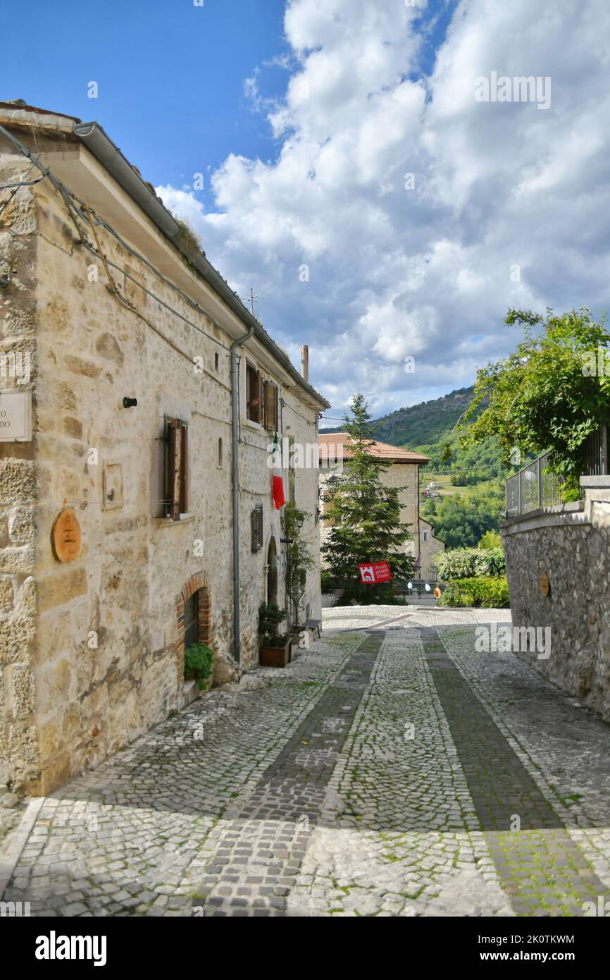 Eine schmale Straße zwischen den alten Steinhäusern von Caramanico Terme, einem mittelalterlichen Dorf in den Abruzzen in Italien. Stockfoto