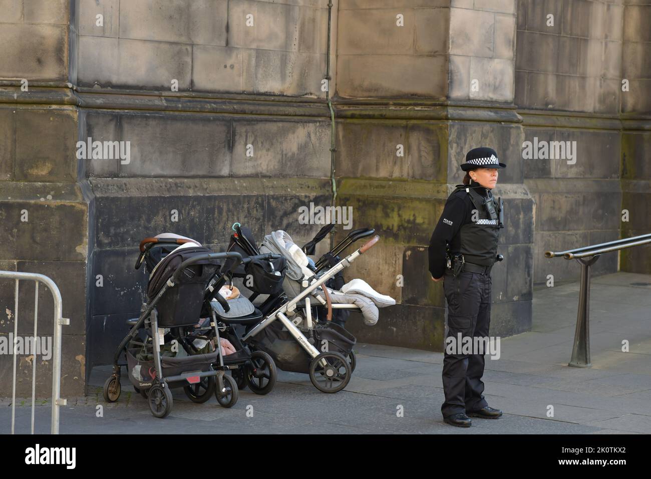 Edinburgh Schottland, Großbritannien 13. September 2022. Die Polizei steht Wache neben den gelagerten Kinderwagen, während die Öffentlichkeit den Sarg Ihrer Majestät Königin Elizabeth II. Sehen kann.Credit sst/alamy live News Stockfoto