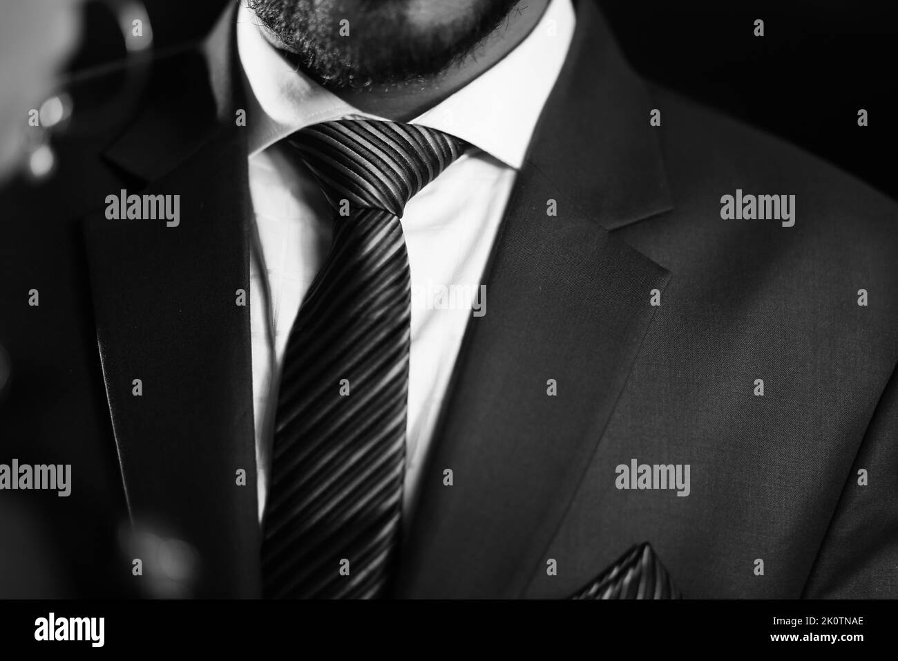 Professioneller Mantel mit dunkelgrauer Komposition, Geschäftsmann mit Mantel, Nahkampfanzug Stockfoto