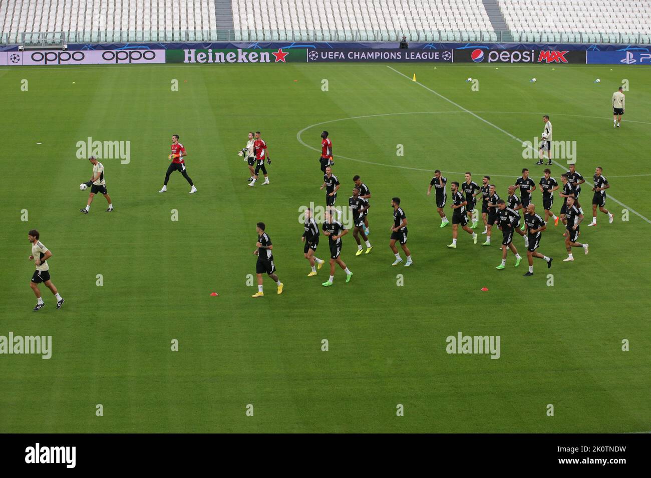 Turin, Italien. 13. September 2022. Die Spieler wärmen sich während des SL Benfica Trainings im Juventus Stadium, Turin auf. Bilddatum: 13.. September 2022. Bildnachweis sollte lauten: Jonathan Moscrop/Sportimage Kredit: Sportimage/Alamy Live News Stockfoto