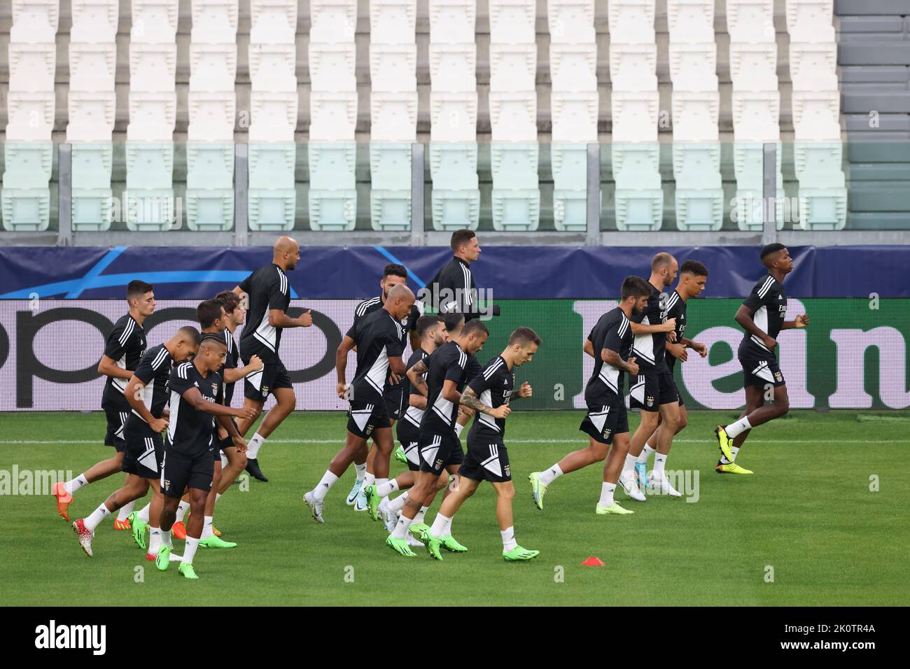 Turin, Italien. 13. September 2022. Die Spieler wärmen sich gemeinsam während des SL Benfica Trainings im Juventus Stadium, Turin auf. Bilddatum: 13.. September 2022. Bildnachweis sollte lauten: Jonathan Moscrop/Sportimage Kredit: Sportimage/Alamy Live News Stockfoto