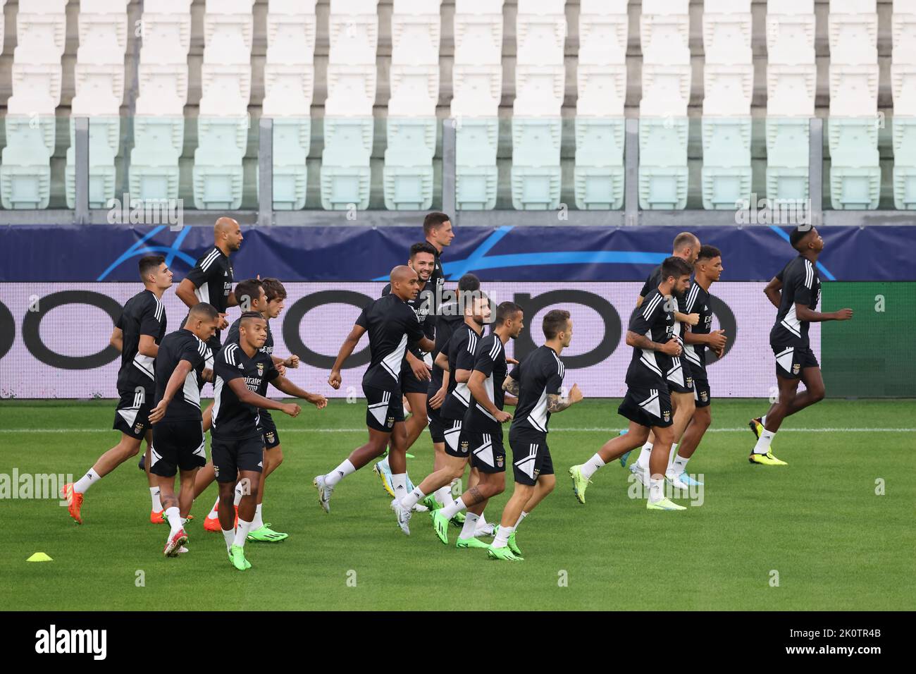 Turin, Italien. 13. September 2022. Die Spieler wärmen sich gemeinsam während des SL Benfica Trainings im Juventus Stadium, Turin auf. Bilddatum: 13.. September 2022. Bildnachweis sollte lauten: Jonathan Moscrop/Sportimage Kredit: Sportimage/Alamy Live News Stockfoto