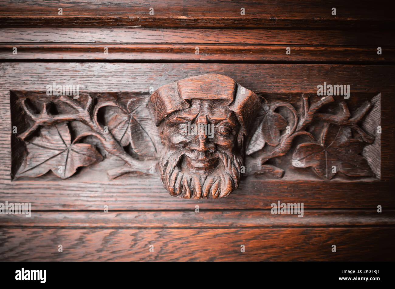 Nahaufnahme von antiken europäischen Holzmöbeln aus dem 19.. Jahrhundert im viktorianischen Stil. Stockfoto