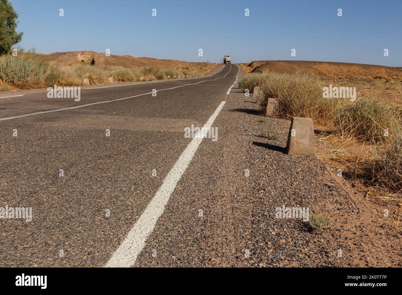 Nationalstraße 13. Autobahn in der Sahara. Provinz Errachidia Marokko Stockfoto