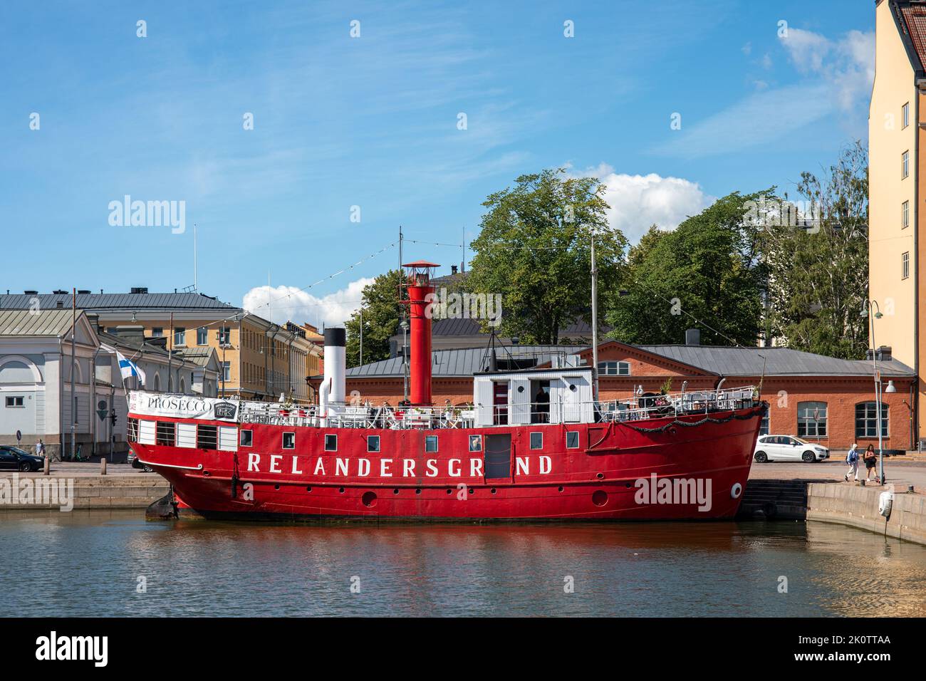 M/S Relangersgrund, ein ehemaliges Leuchtschiff, das in ein Restaurantschiff umgewandelt wurde, liegt im finnischen Kruununhaka-Viertel Stockfoto