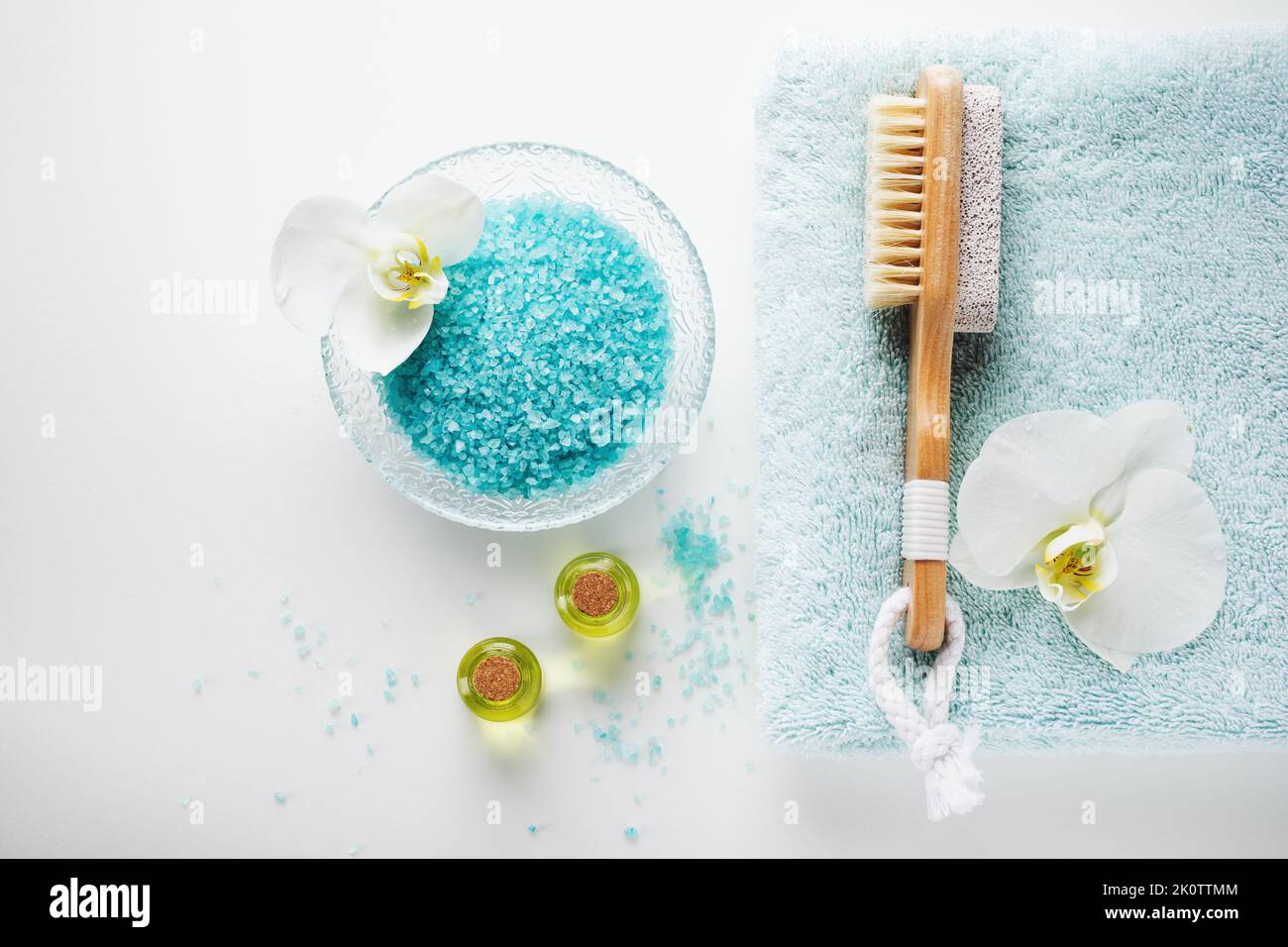 Meersalz, ätherische Öle, Pinsel und Bimsstein für die Füße. Körperpflegeprodukte. Badezubehör. Stockfoto