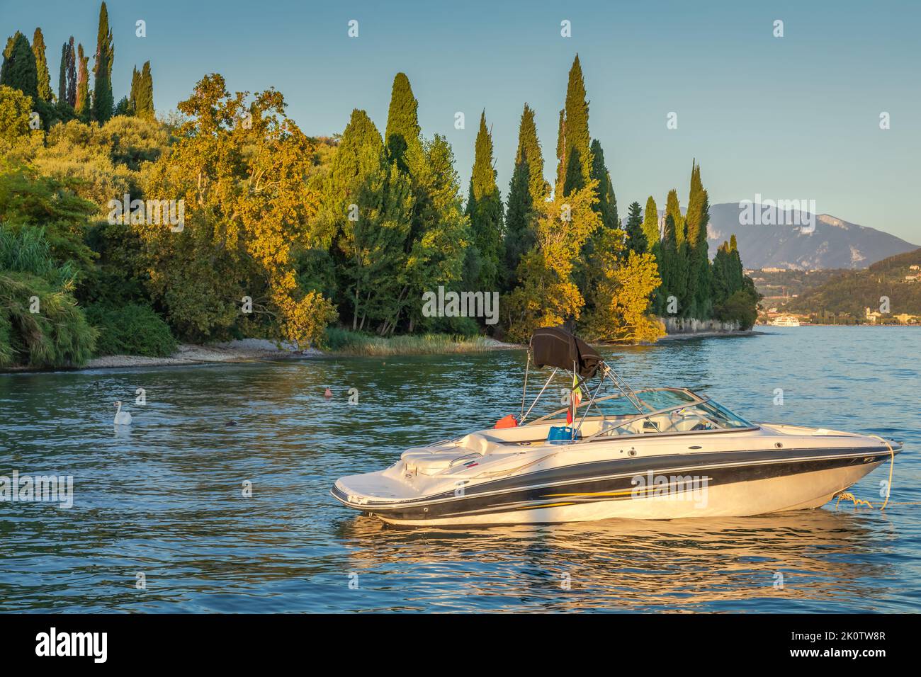 Idyllische Küste am Gardasee in Lazise mit Booten, Norditalien Stockfoto