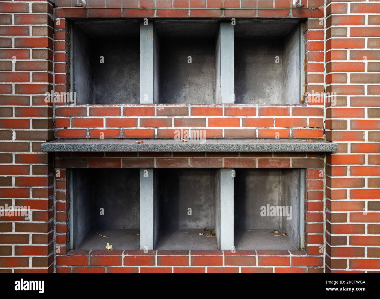 Leere Kolumbariumwand, Lagerung von Kleinsturnen auf dem Friedhof. Stockfoto