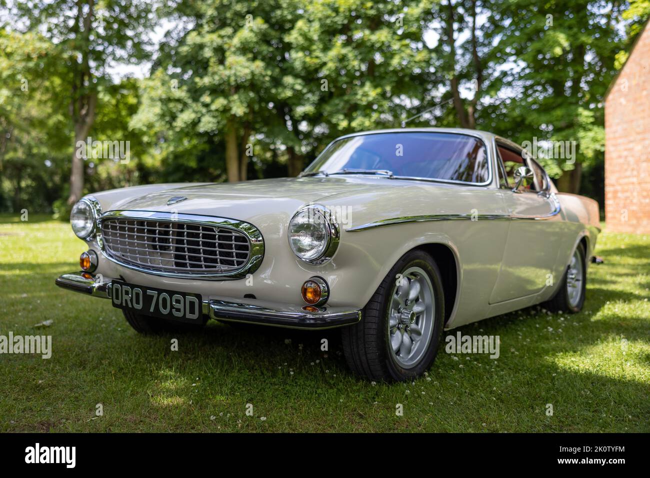 1966 Volvo P1800 ‘ORO 709D’ wird auf der Juni-Scramble im Bicester Heritage Center am 19.. Juni 2022 ausgestellt Stockfoto