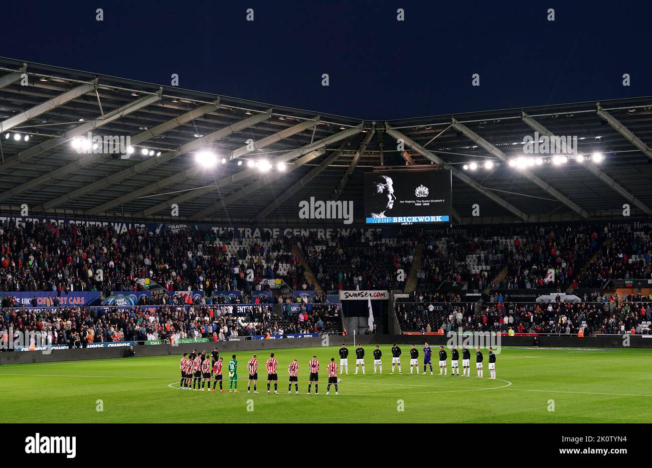 Swansea City und Sheffield United Spieler, Beamte und Fans beobachten eine Schweigeminute zum Gedenken an Königin Elizabeth II., die am Donnerstag, dem 8. September, vor dem Sky Bet Championship-Spiel im Swansea.com Stadium in Swansea starb. Bilddatum: Dienstag, 13. September 2022. Stockfoto
