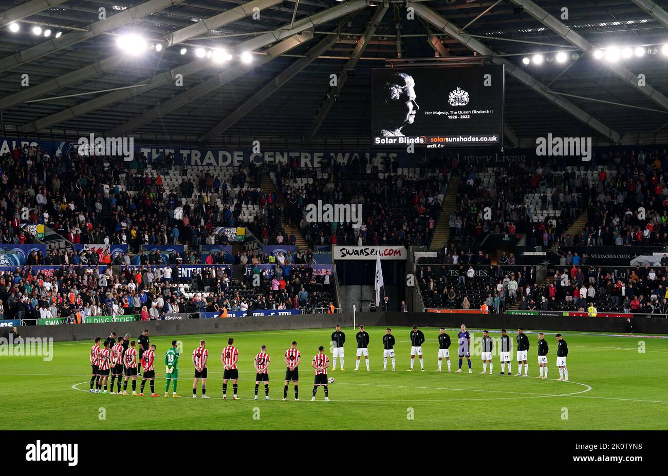Swansea City und Sheffield United Spieler, Beamte und Fans beobachten eine Schweigeminute zum Gedenken an Königin Elizabeth II., die am Donnerstag, dem 8. September, vor dem Sky Bet Championship-Spiel im Swansea.com Stadium in Swansea starb. Bilddatum: Dienstag, 13. September 2022. Stockfoto