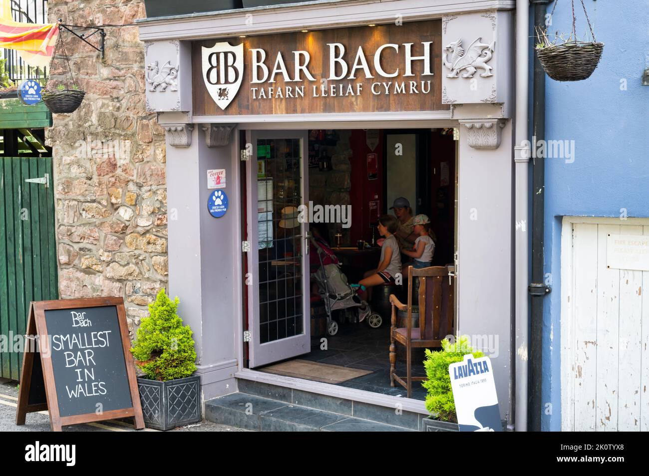 Caernarfon, Großbritannien - 11. Juli 2022: Bar Bach in Caernarfon in Nordwales ist die kleinste Bar in Wales Stockfoto