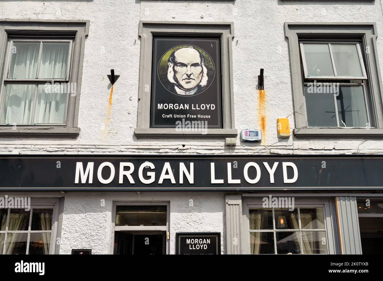 Caernarfon, Großbritannien - 11. Juli 2022: Bar und Restaurant Morgan Lloyd in Caernarfon in Nordwales. Stockfoto