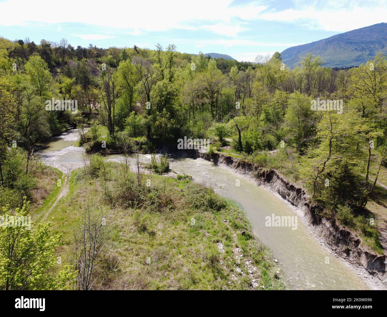 Die Laire, ein Nebenfluss der Rhone an der Grenze zu Frankreich, bildet ein Smaragd-Naturschutzgebiet Stockfoto