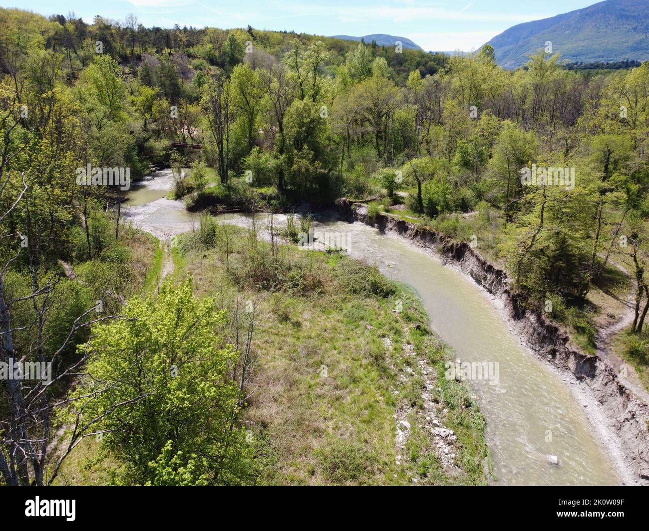 Die Laire, ein Nebenfluss der Rhone an der Grenze zu Frankreich, bildet ein Smaragd-Naturschutzgebiet Stockfoto