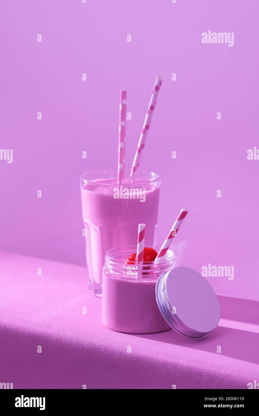 Nahaufnahme von Erdbeermilchshakes mit Trinkhalmen Stockfoto