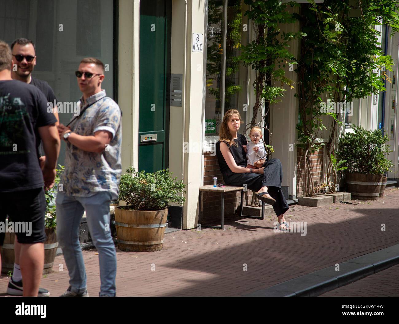 Mutter und Kind sitzen auf einer Bank in Amsterdam Stockfoto