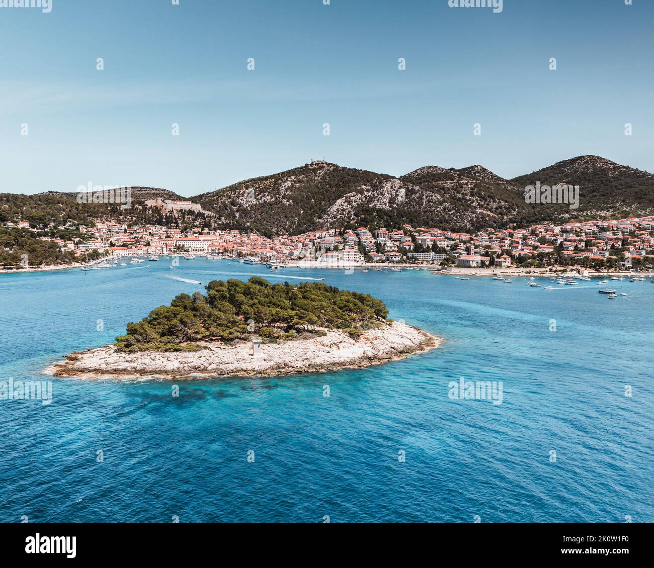 Die Insel Hvar, Kroatien, aus der Vogelperspektive. Türkisfarbene Wasserbuchten mit Luxusyachten, Segelbooten und Altstadt-Architektur. Stockfoto