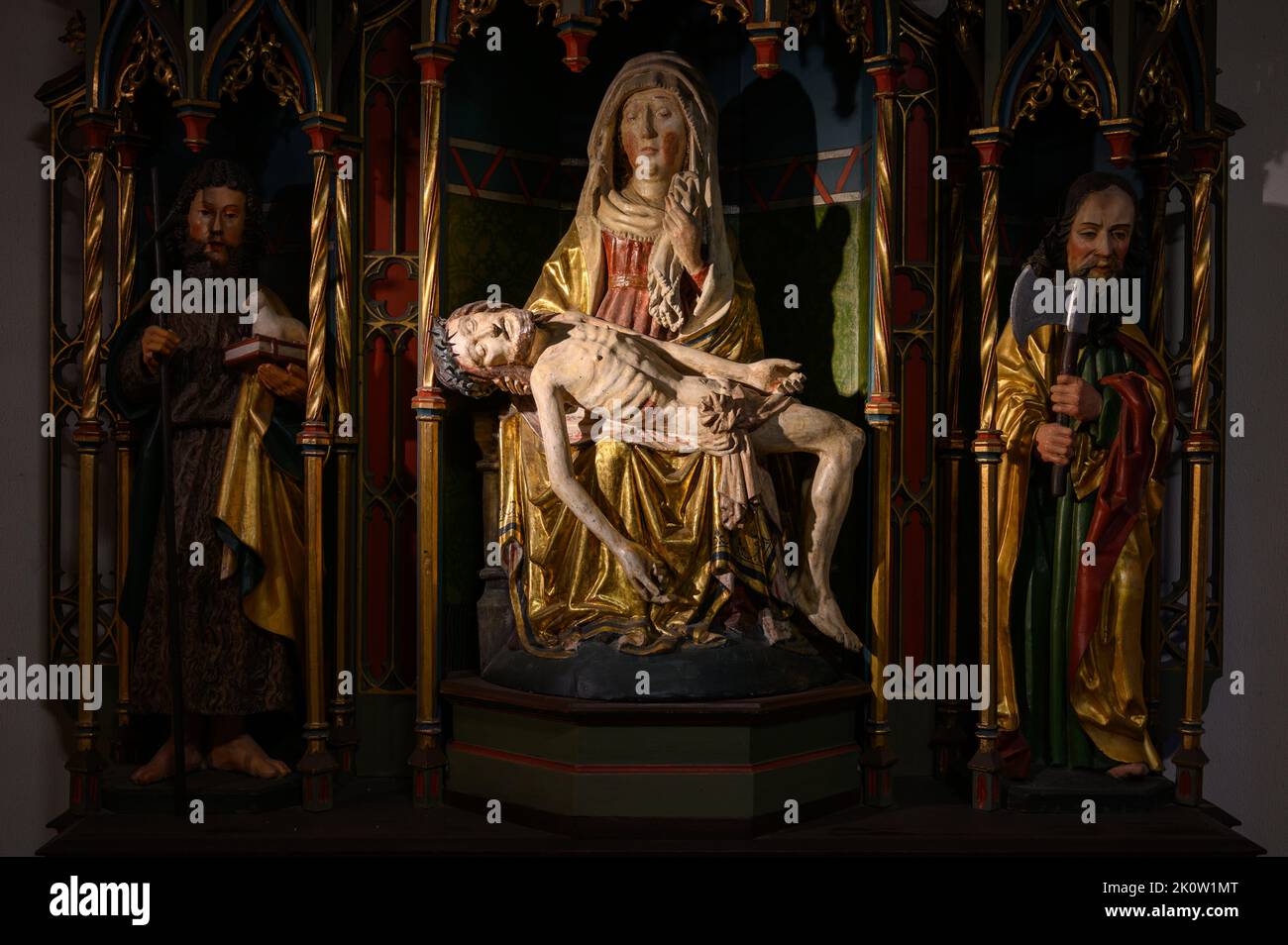 Die Pietà – die Jungfrau Maria, die den Leichnam Jesu umrabelt. Die Benediktinerabtei St. Maurice und St. Maurus von Clervaux. Clervaux, Luxemburg. Stockfoto