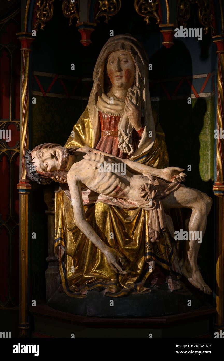 Die Pietà – die Jungfrau Maria, die den Leichnam Jesu umrabelt. Die Benediktinerabtei St. Maurice und St. Maurus von Clervaux. Clervaux, Luxemburg. Stockfoto