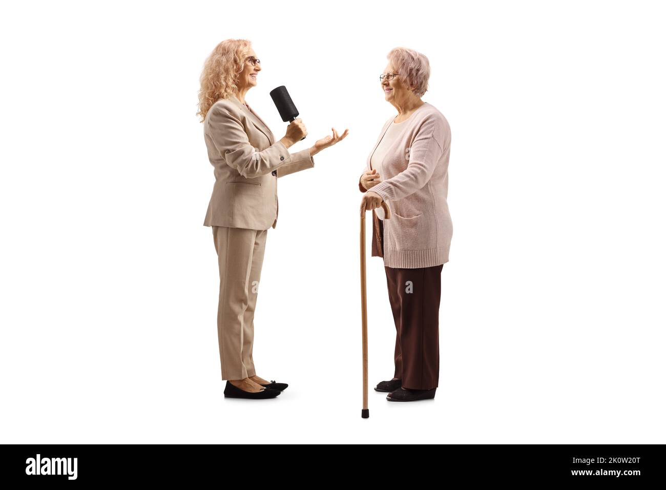 Eine Reporterin interviewte eine ältere Frau, isoliert auf weißem Hintergrund Stockfoto