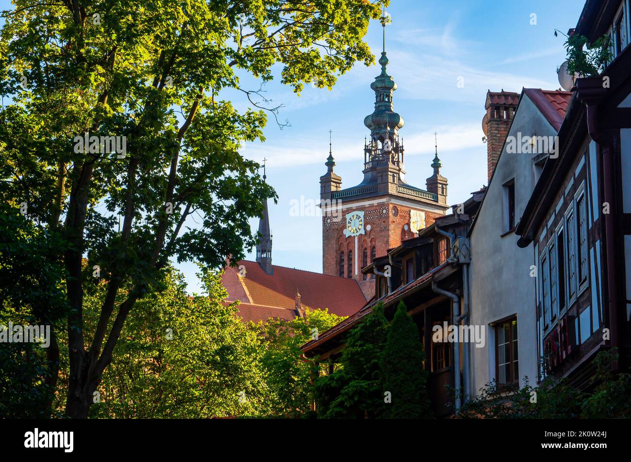 Turm der Karmelitenkirche der Hl. Katharina in Danzig. Alte Backsteinkirche Stockfoto