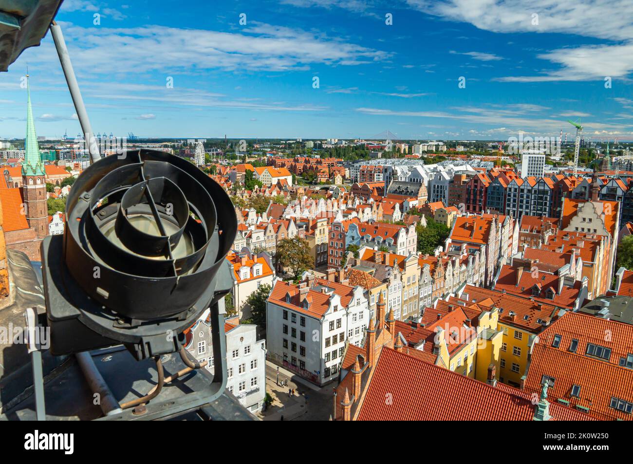 Blick auf die Altstadt von Danzig vom Rathausturm. Alte Häuser mit Ziegeldächern. Riesenrad im Hintergrund Stockfoto