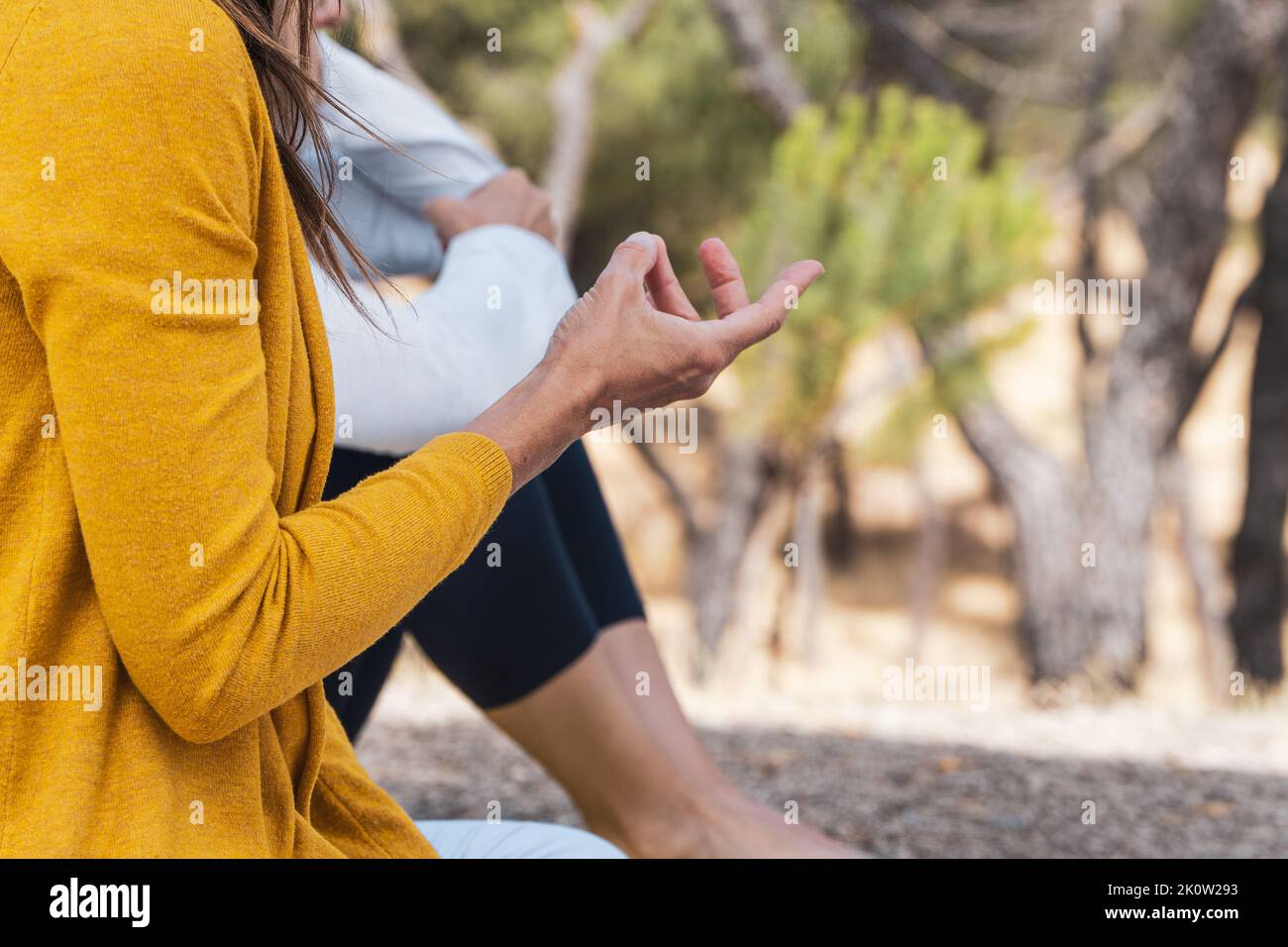 Frau, die mit ihren Fingern die yoga-Position von prithvi Mudra auf einer Achtsamkeitsgruppe praktiziert Stockfoto