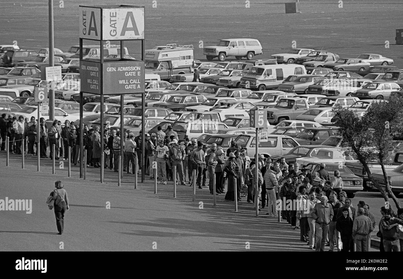 Vierzig Niners Fußballmannschaftsfans standen vor dem Candlestick Park Stadion in San Francisco, um Karten für Super Bowl-Spiele zu kaufen. Januar 1985 Stockfoto