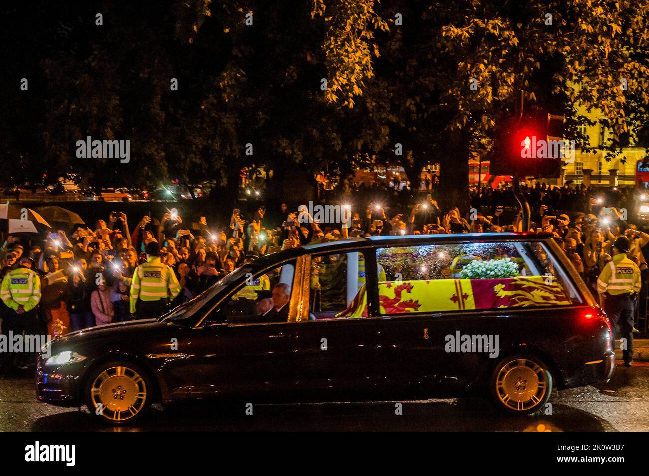 London, Großbritannien. 13. September 2022. Der Leichenwagen, der den Sarg von Königin Elizabeth II. Trägt, kommt auf dem Weg zum Buckingham Palace an der Hyde Park Corner an. Kredit: Guy Bell/Alamy Live Nachrichten Stockfoto