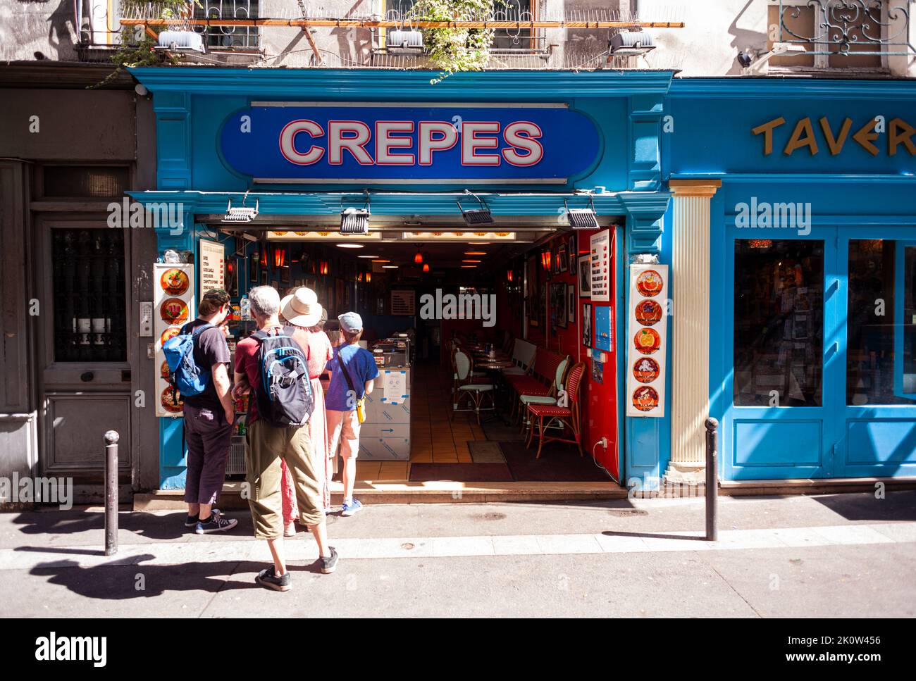 Paris, Frankreich - Juli 15: In einem Geschäft in der Rue de la Huchette, in einer der ältesten Straßen entlang des Rive Gauche in, stehen sich die Leute an, um Crepes zu kaufen Stockfoto