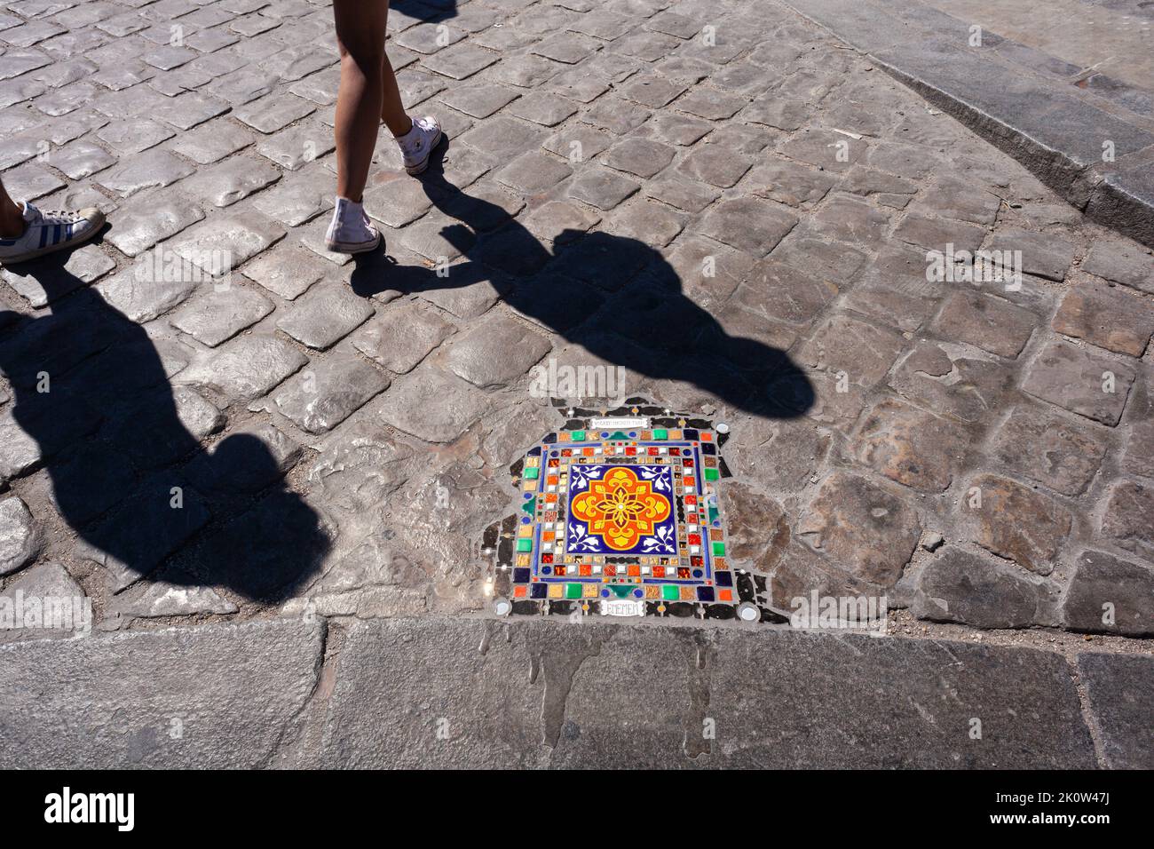 Paris, Frankreich - Juli, 15: Mosaik auf dem alten Bürgersteig von Paris, Street Art mit dem Titel vocate Matrem Tuam, von dem Künstler Ememem am 15. Juli 2022 Stockfoto