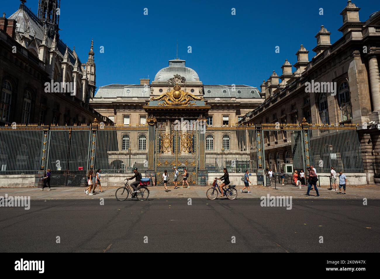 Paris, Frankreich - Juli 15: Blick auf den Justizpalast. Der Palast ist ein historisches Gebäude auf der Ile de la Cite, das heute verschiedene Gerichte beherbergt Stockfoto