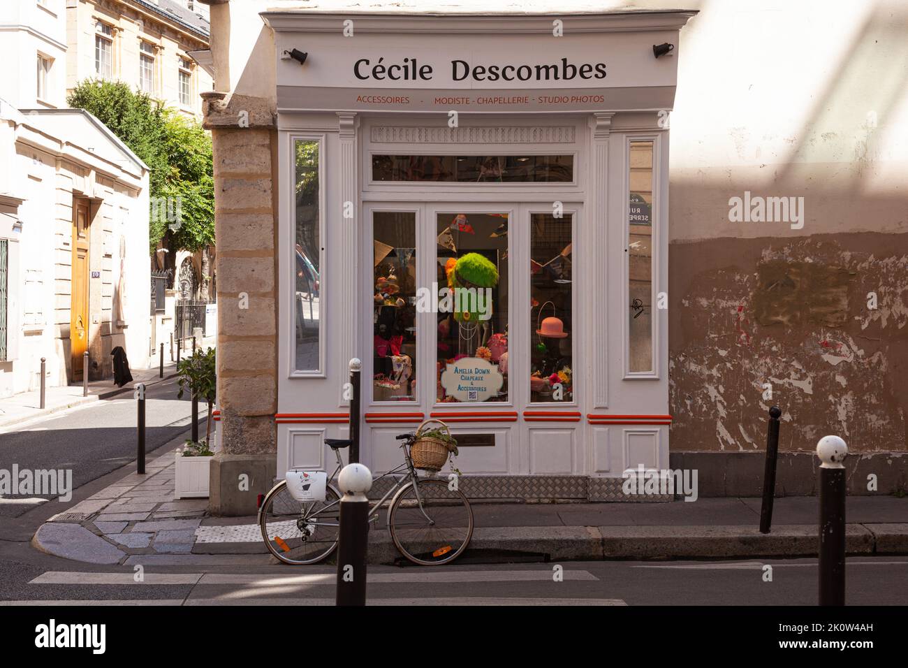 Paris, Frankreich - Juli, 15: Fenster des Accessoires-Shops Cécile Descombes in der typischen französischen Straße mit Geschäften im ersten Stock im Haus. Vintage Stockfoto