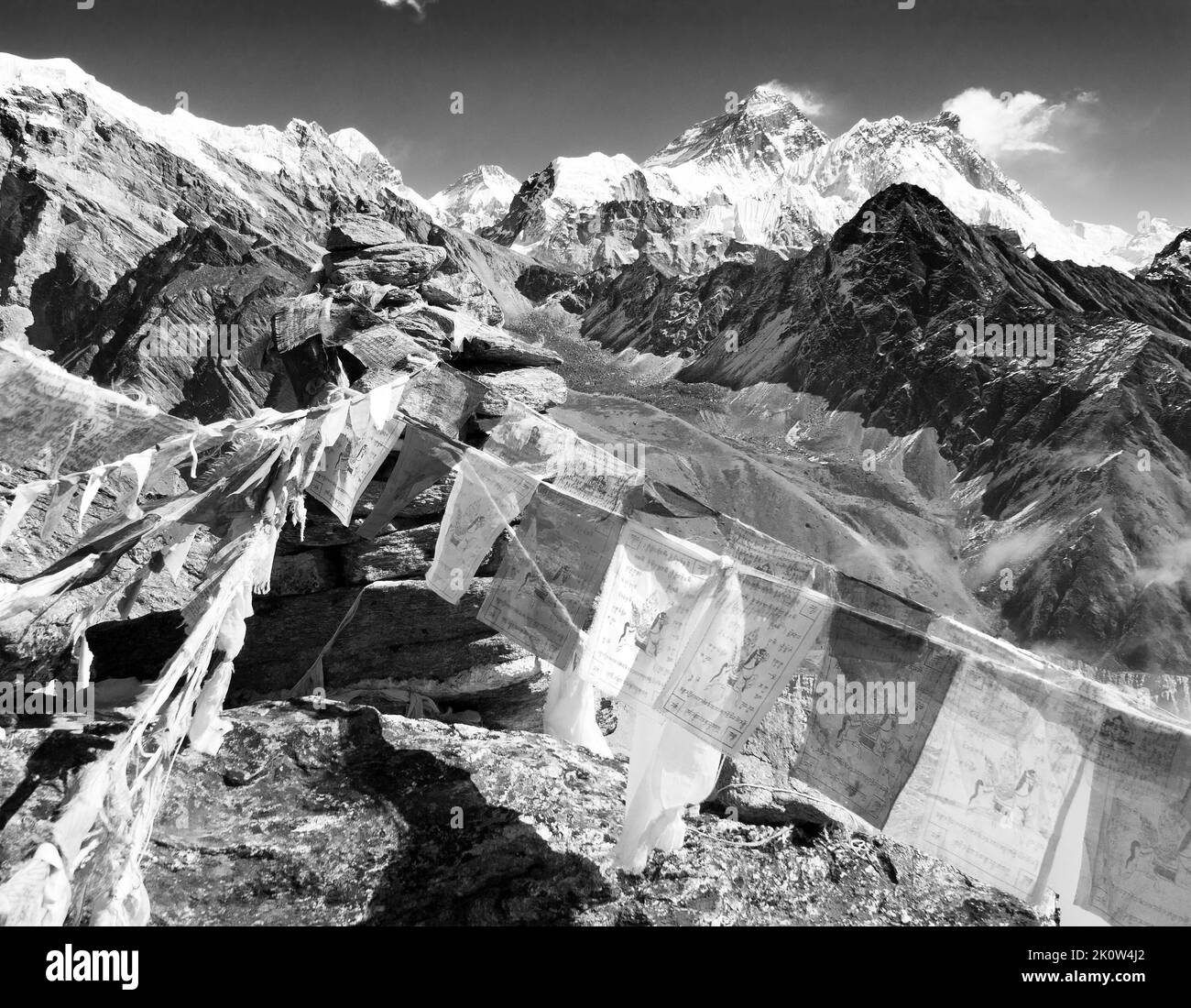 Blick auf Mount Everest und Lhotse mit buddhistischen Gebetsfahnen vom Gokyo Ri, Weg zum Everest-Basislager, Nepal Himalaya-Berge Stockfoto