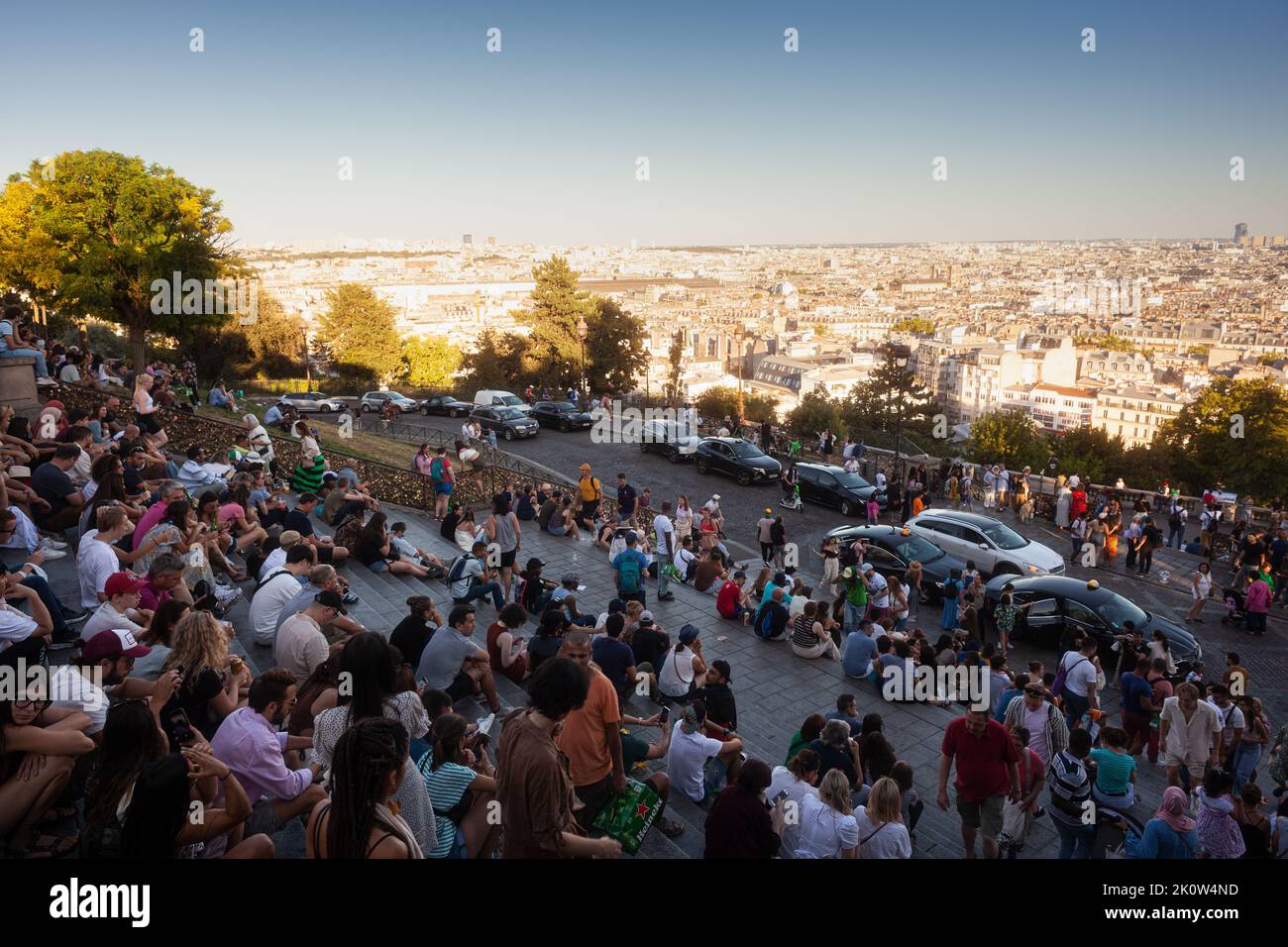Paris, Frankreich - Juli, 15: Menschenmenge am Treppenhaus, das am 15. Juli 2022 von seinem höchsten Punkt in Montmartre aus die Stadt Paris blickt Stockfoto