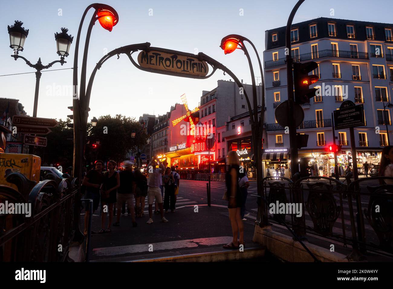 Paris, Frankreich - Juli, 15: Nachtansicht der U-Bahn-Station Metropolitan mit Jugendstildekorationen mit dem Moulin Rouge im Hintergrund in Paris auf J Stockfoto