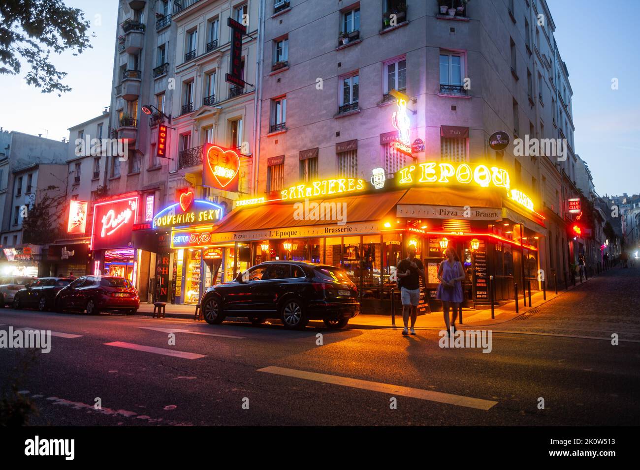 Paris, Frankreich - Juli, 15: Nachtansicht des Pigalle-Viertels in Paris am 15. Juli 2022 Stockfoto