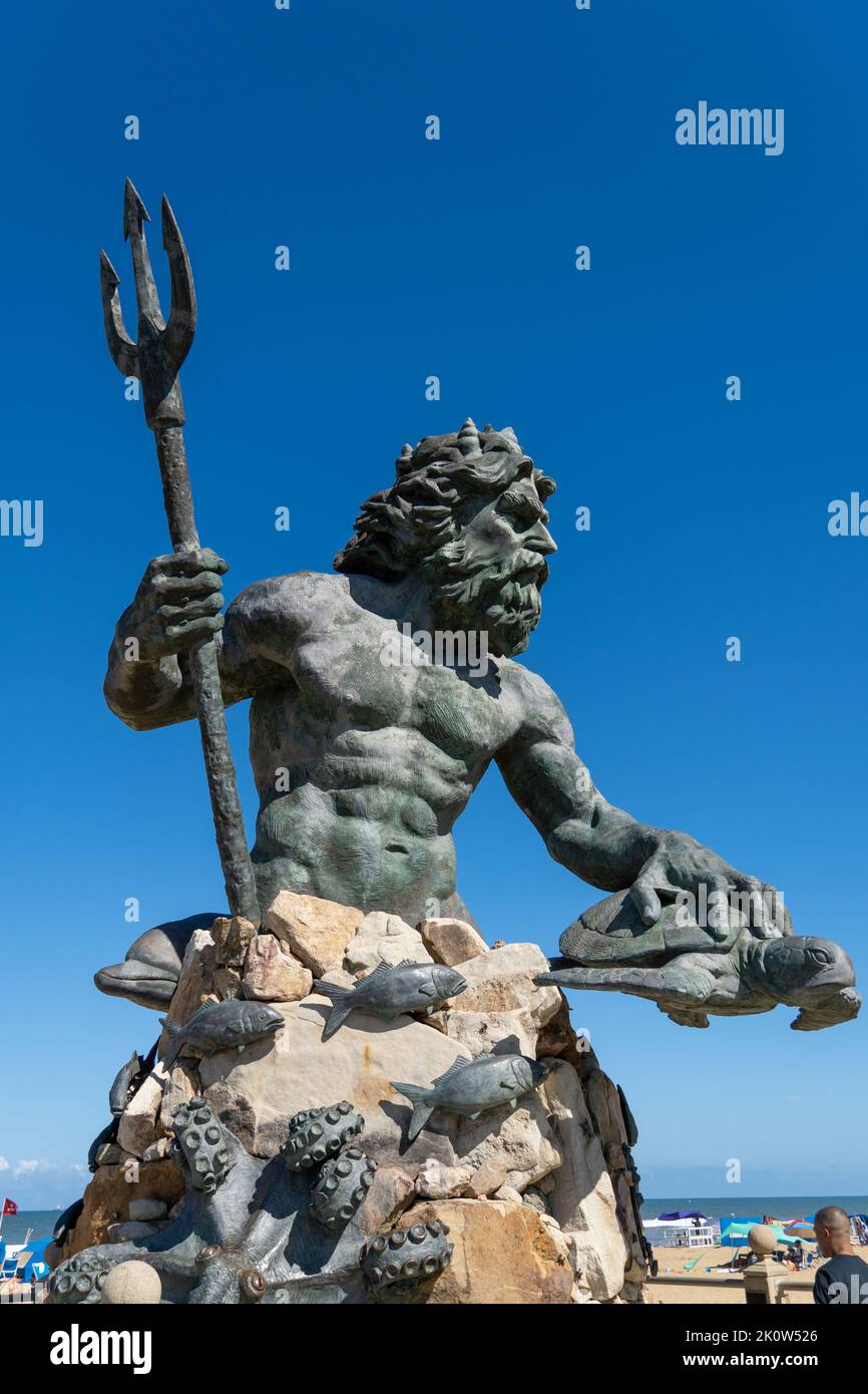 Eine vertikale Aufnahme des Königs Neptun, einer großen Bronzestatue in Virginia Beach, Virginia Stockfoto